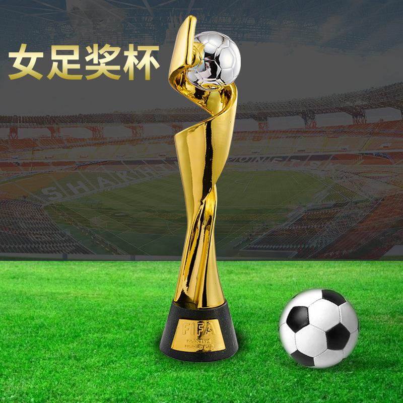 关于奖杯杯身刻有13种语言和盲文，体现包容性精神的信息